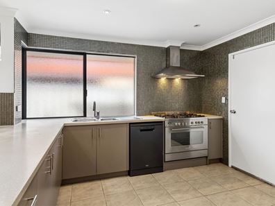 36 Fairywren Drive, Bennett Springs WA 6063