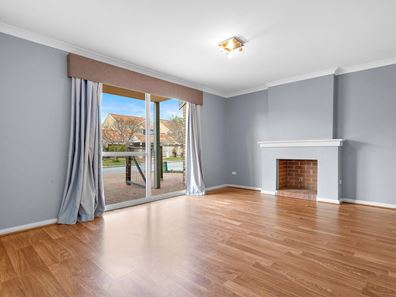 18 Lakefront Circle, The Vines WA 6069