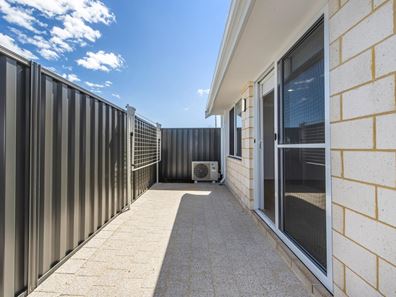 2A Larcom Road, Lakelands WA 6180