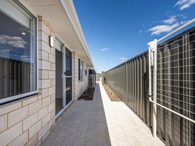2A Larcom Road, Lakelands WA 6180