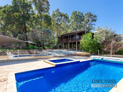 8 Contour Road, Roleystone WA 6111