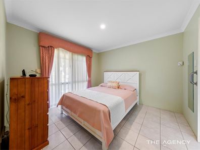 19 Jenniphur Court, Atwell WA 6164