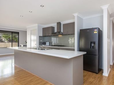 12 Holcombe Road, Warnbro WA 6169