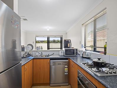 2/7 Barfield Road, Hammond Park WA 6164