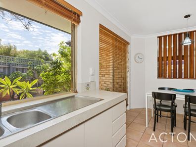 10/15 Moore Gardens, Kardinya WA 6163