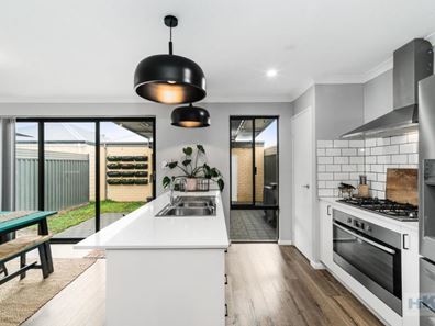 6 Luxhay Parkway, Aveley WA 6069