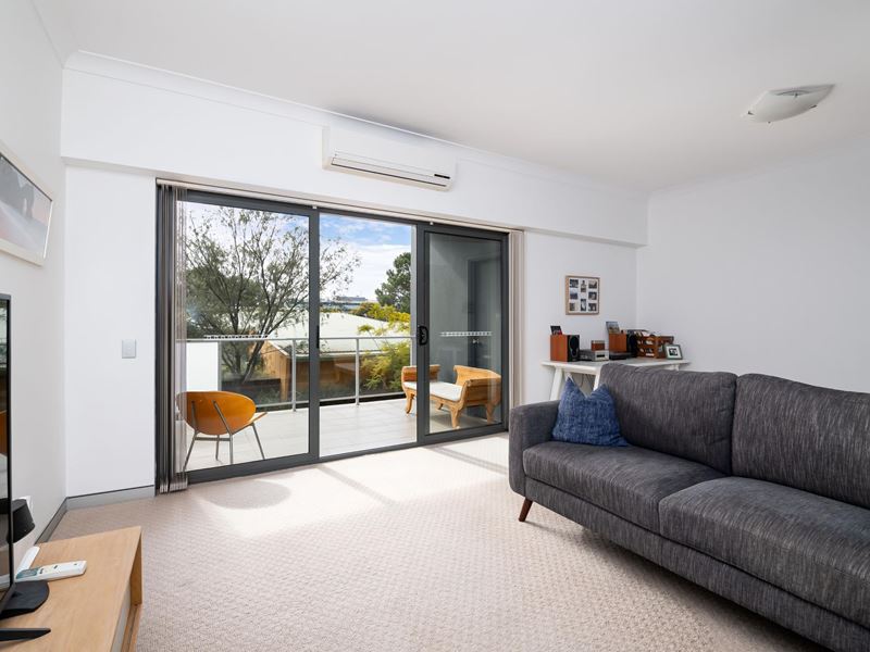 16/2 Walsh Loop, Joondalup