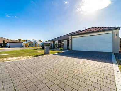 11 Sorrento Turn, Secret Harbour WA 6173