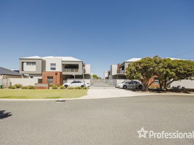 2/3 Dover Court, Marangaroo WA 6064