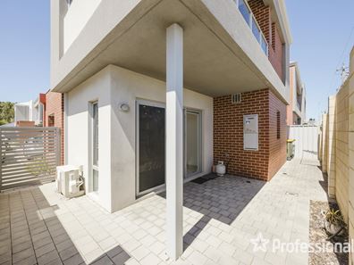 2/3 Dover Court, Marangaroo WA 6064