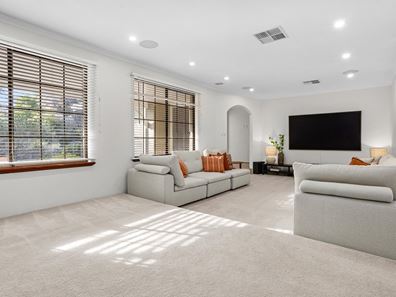 8 Stephenson Gardens, Winthrop WA 6150