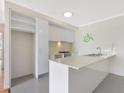 302/25 Malata Crescent, Success WA 6164