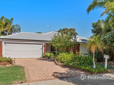 32 Oakfield Gardens, Parmelia WA 6167