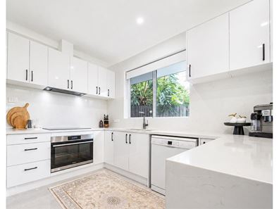 10 Edgewater Road, Salter Point WA 6152