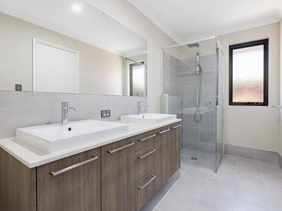 38 Wellington Avenue, Lakelands WA 6180