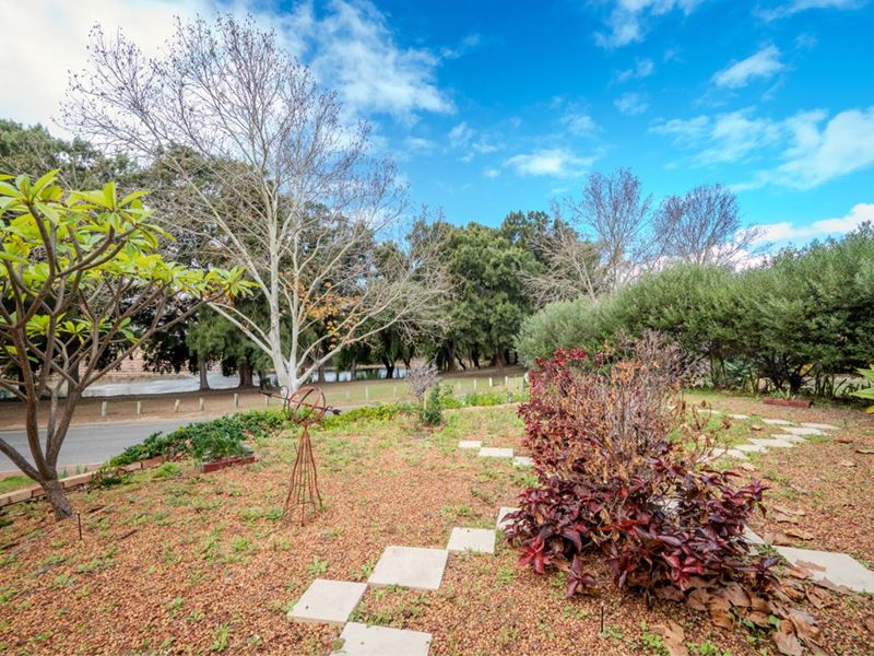 16 Stradbroke Gardens, Ridgewood WA 6030