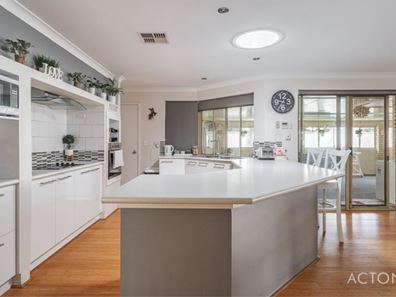30 Yorrell Place, Halls Head WA 6210