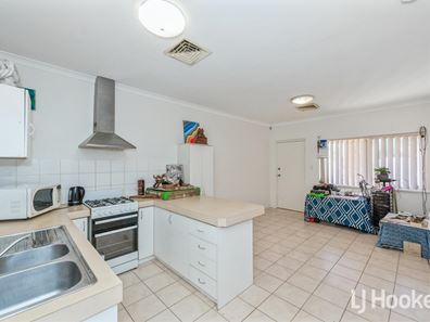 2/11 Sheoak Road, Maddington WA 6109