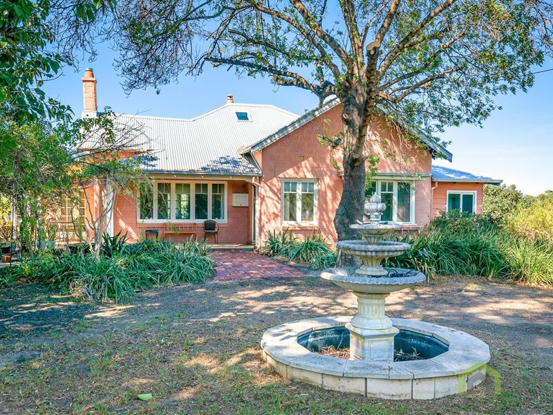 950 West Swan Road, Caversham