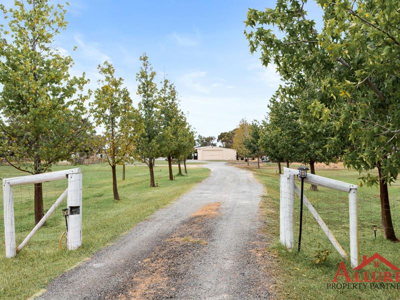 28 Country Dr, Oakford