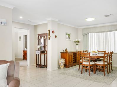 2/13 Kitchener Road, Melville WA 6156