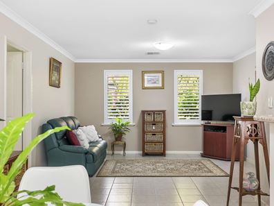 2/13 Kitchener Road, Melville WA 6156