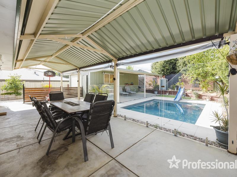 10 Bradford Place, Marangaroo WA 6064