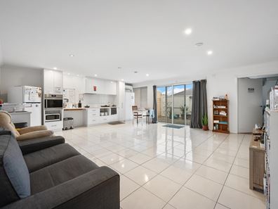 2/90 West Churchill Avenue, Lake Coogee WA 6166