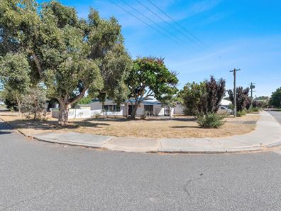 11 Packham Rd, Hamilton Hill WA 6163