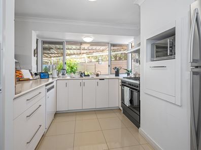 17 Littlewood Place, West Lamington WA 6430
