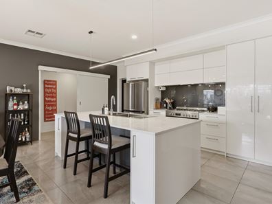 20 Woodbridge Circuit, Meadow Springs WA 6210