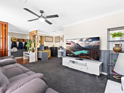 2 Lamb Place, Lake Coogee WA 6166