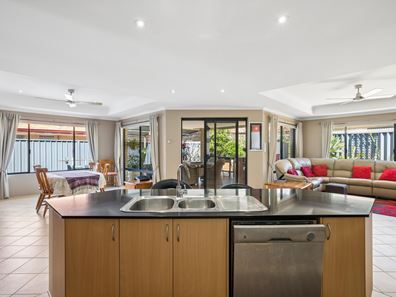 2A Bacich Mews, Lake Coogee WA 6166