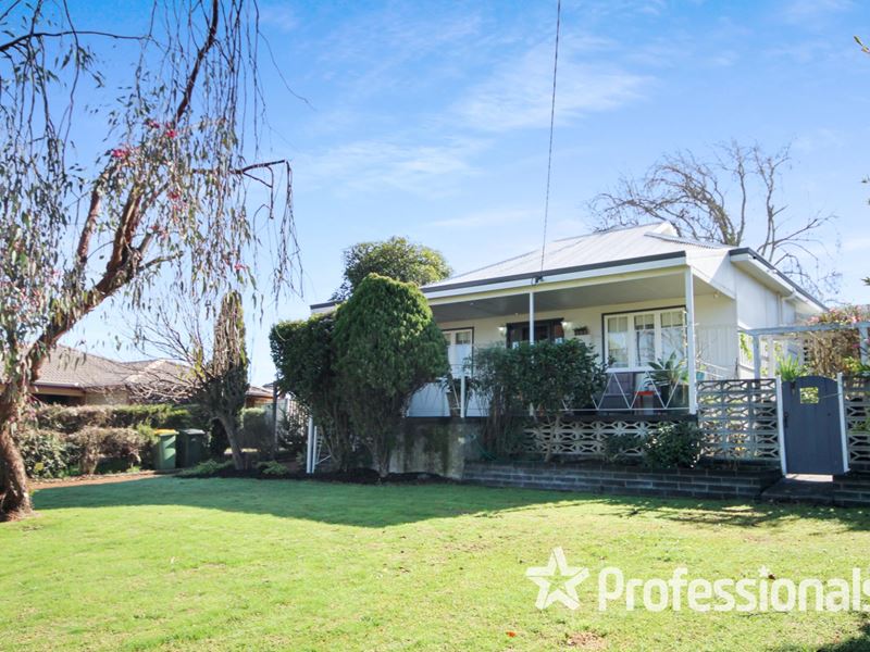 32 Roberts Street, Collie WA 6225