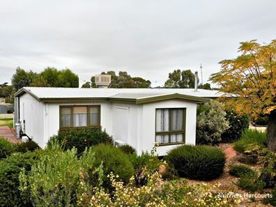 4 George Street, Kellerberrin WA 6410