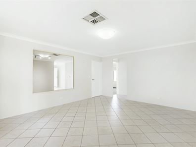 6 Holyrood Close, Orelia WA 6167