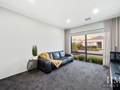 14 Lockhart Crescent, South Guildford WA 6055