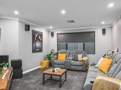 18 Barton  Loop, Piara Waters WA 6112