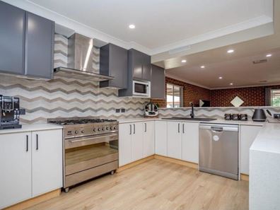 16 Tomlinson Place, Armadale WA 6112