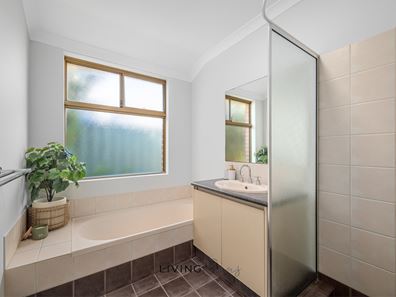 Room/4  28 Winton Crescent, High Wycombe WA 6057