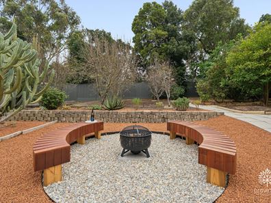 126 Lesmurdie Road, Lesmurdie WA 6076
