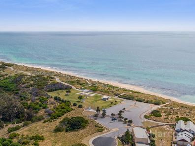 8 Oaklands Avenue, Halls Head WA 6210