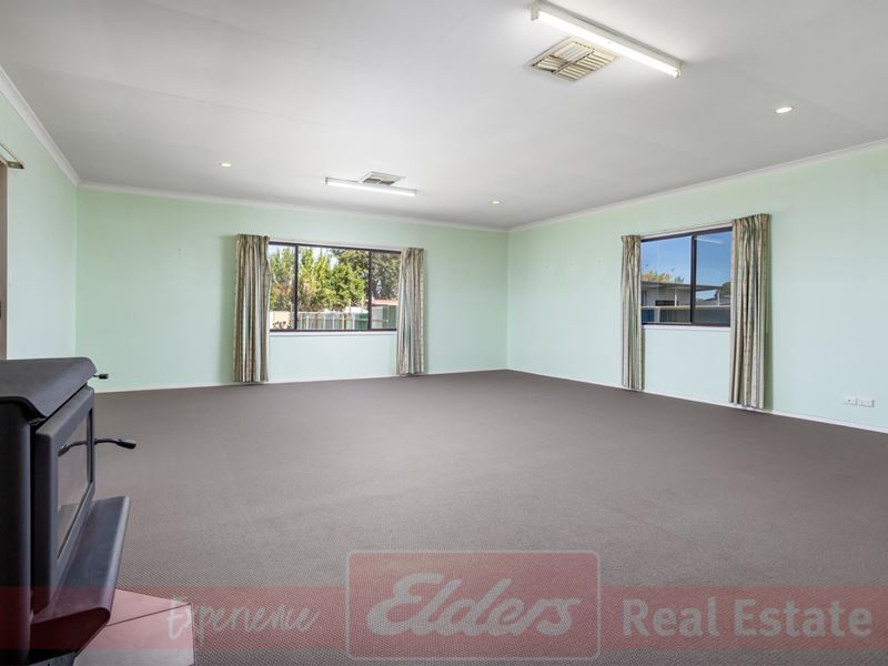 8 Merriedale Crescent, Harvey