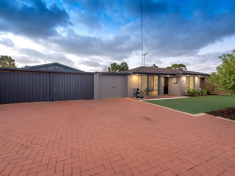 11 Lockeville Close, Beldon WA 6027