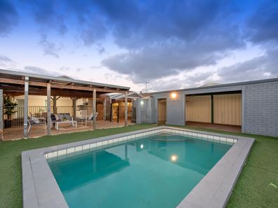 11 Lockeville Close, Beldon WA 6027