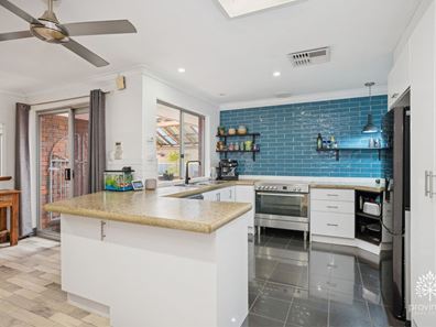 8 Ind Street, Lesmurdie WA 6076