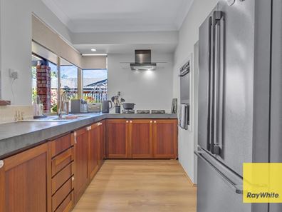8 Parkway Road, Thornlie WA 6108