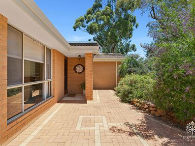18 Hunter Drive, Lesmurdie WA 6076