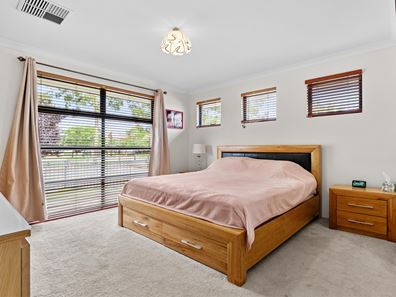 8 Deanmore Bend, Hammond Park WA 6164