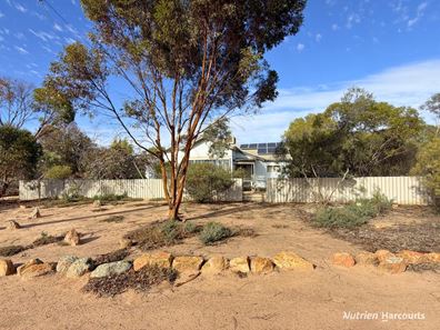 60 Hughes Road, Merredin WA 6415